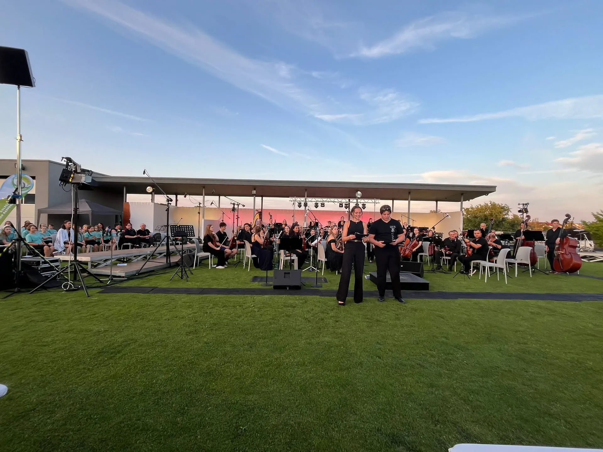 Das Orchester auf der Driving Range kurz vor dem Konzert.