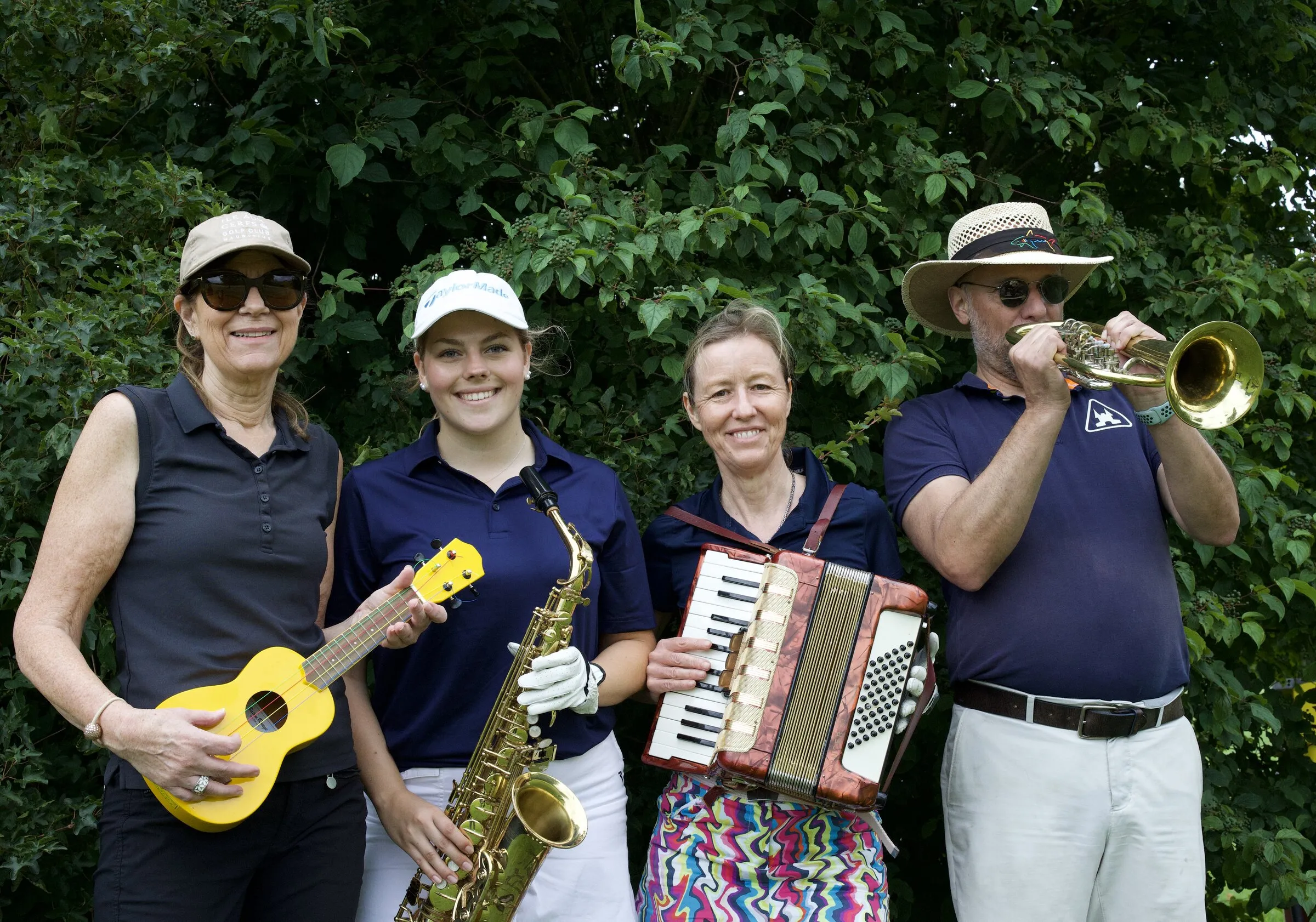 Flightfoto mit Ukulele, Saxofon, Akkordeon und Trompete.