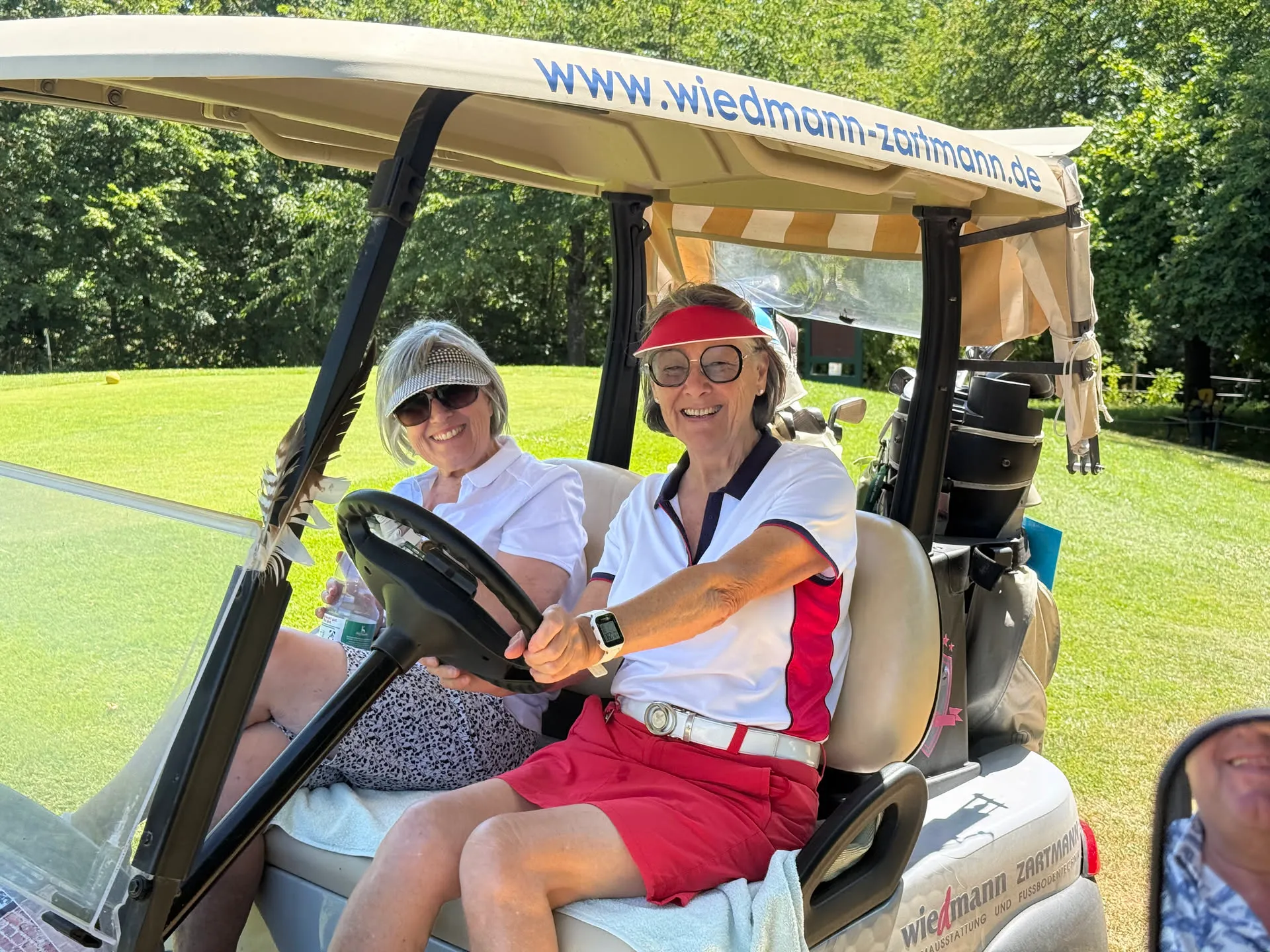 Im Golfcart von Bahn zu Bahn.
