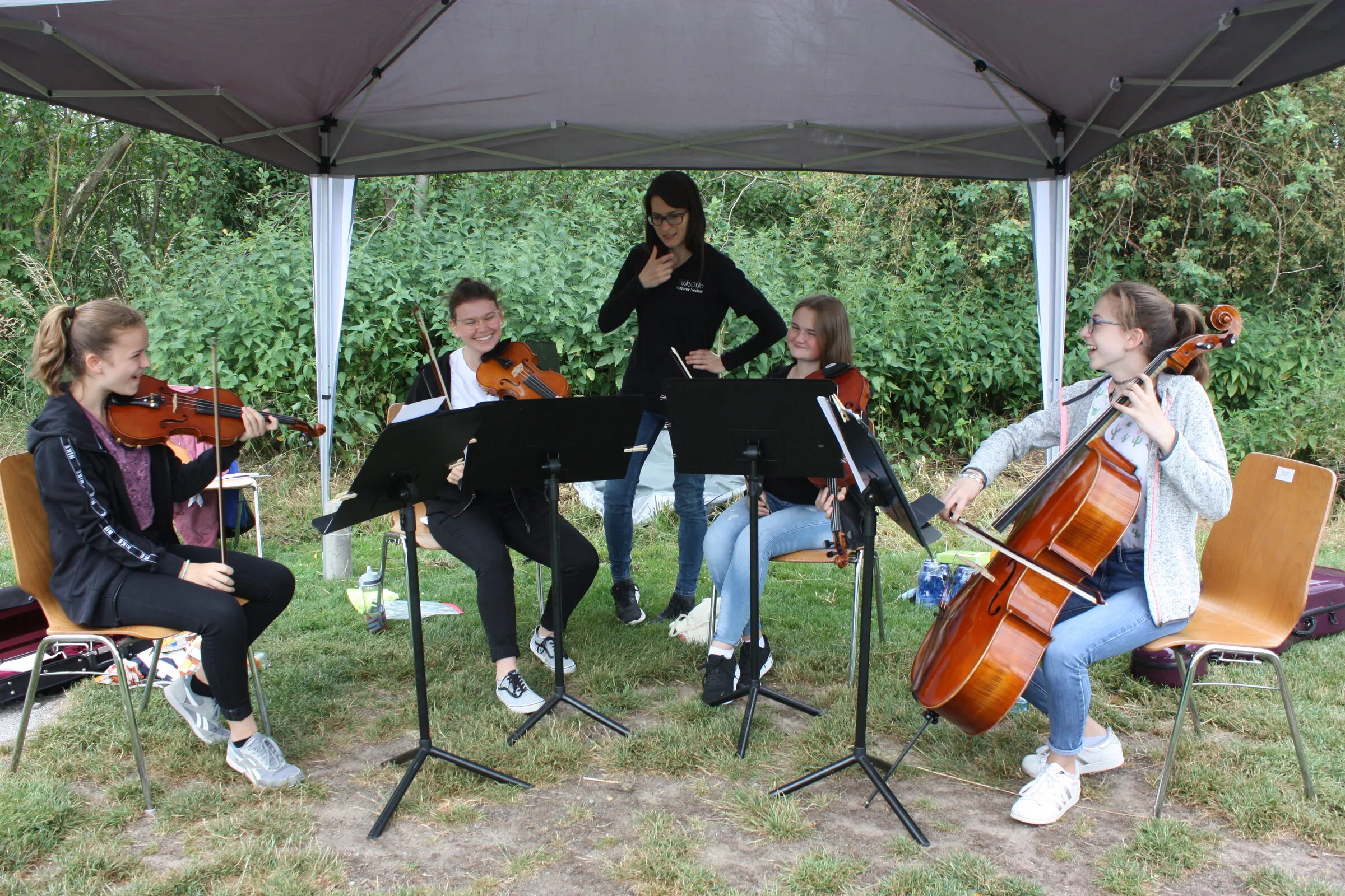 Streicherensemble im Pavillon am Spielfeldrand.