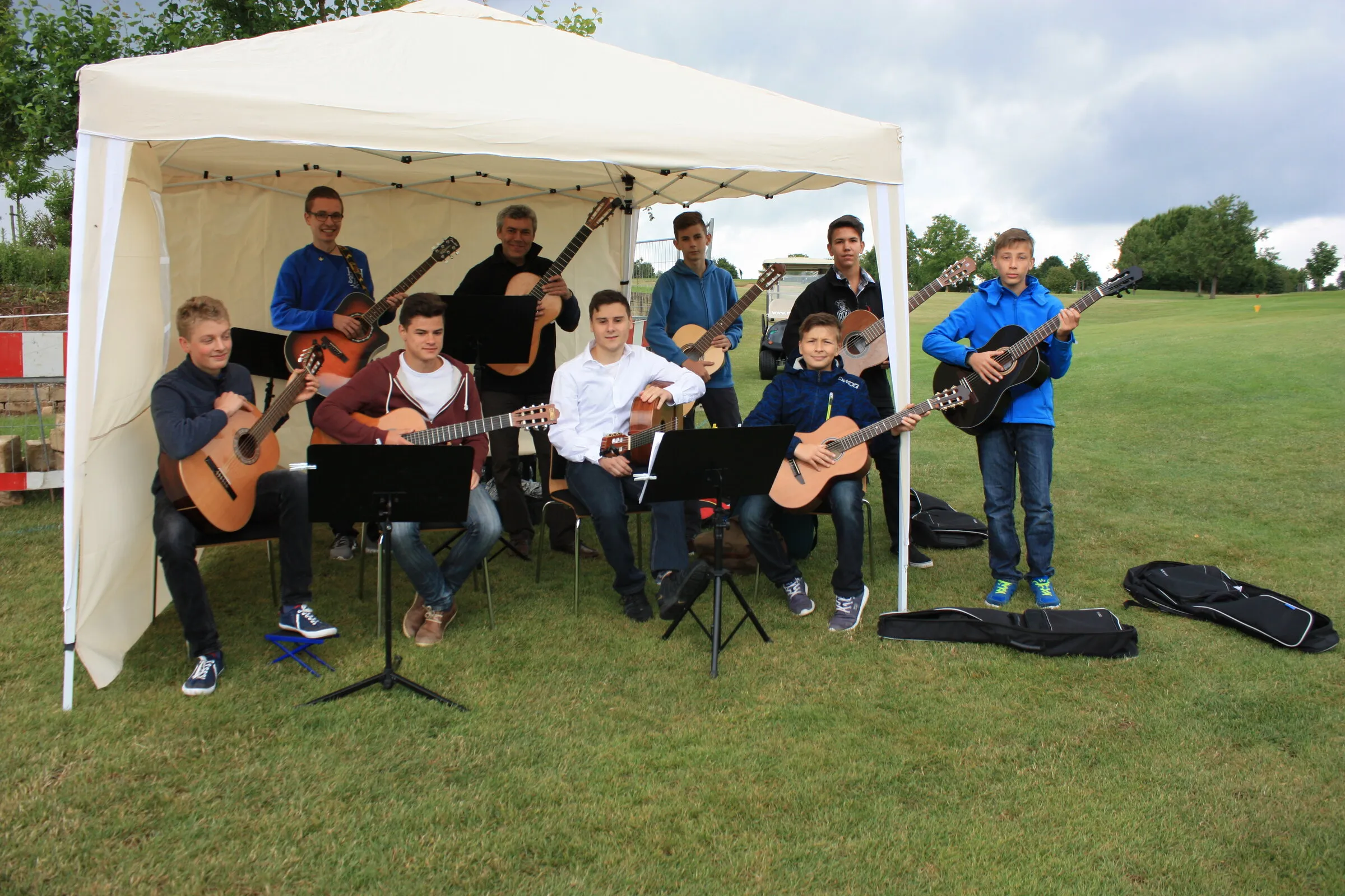 Gitarrenensemble der Musikschule im Pavillon auf dem Platz.