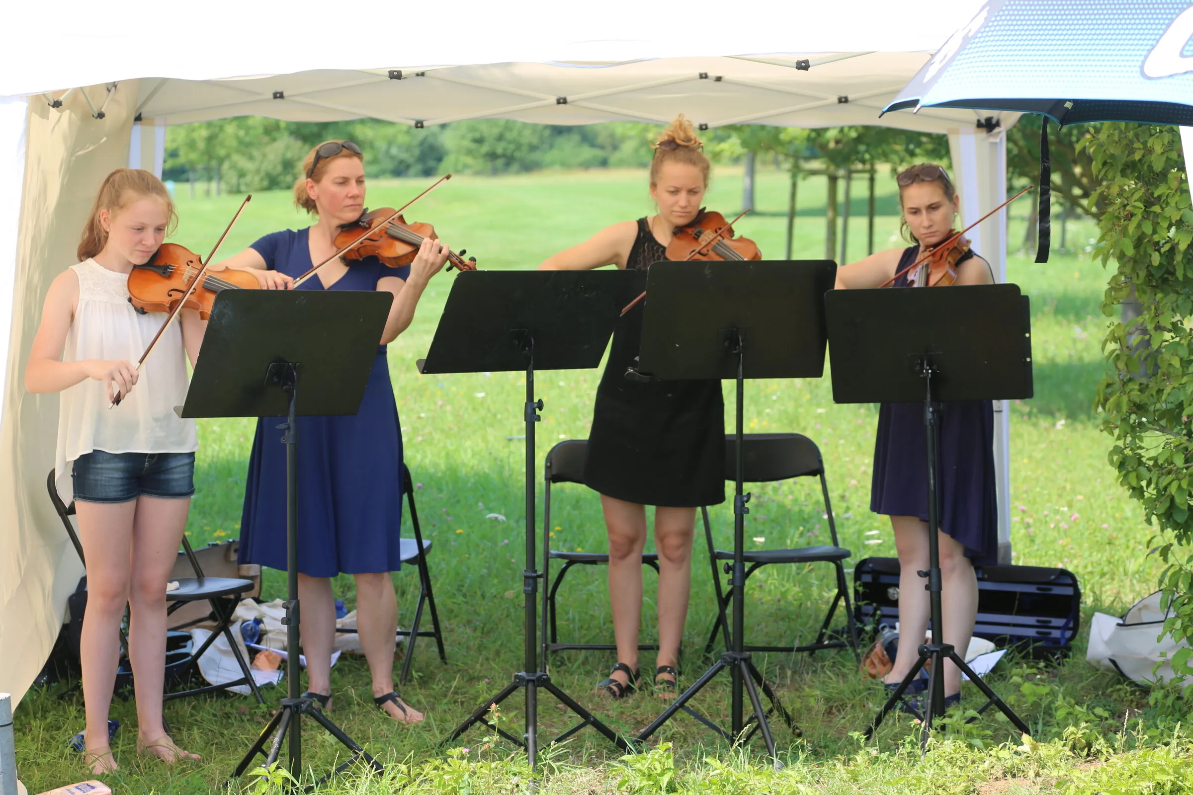 Streicherensemble der Musikschule im Pavillon am Spielfeldrand.