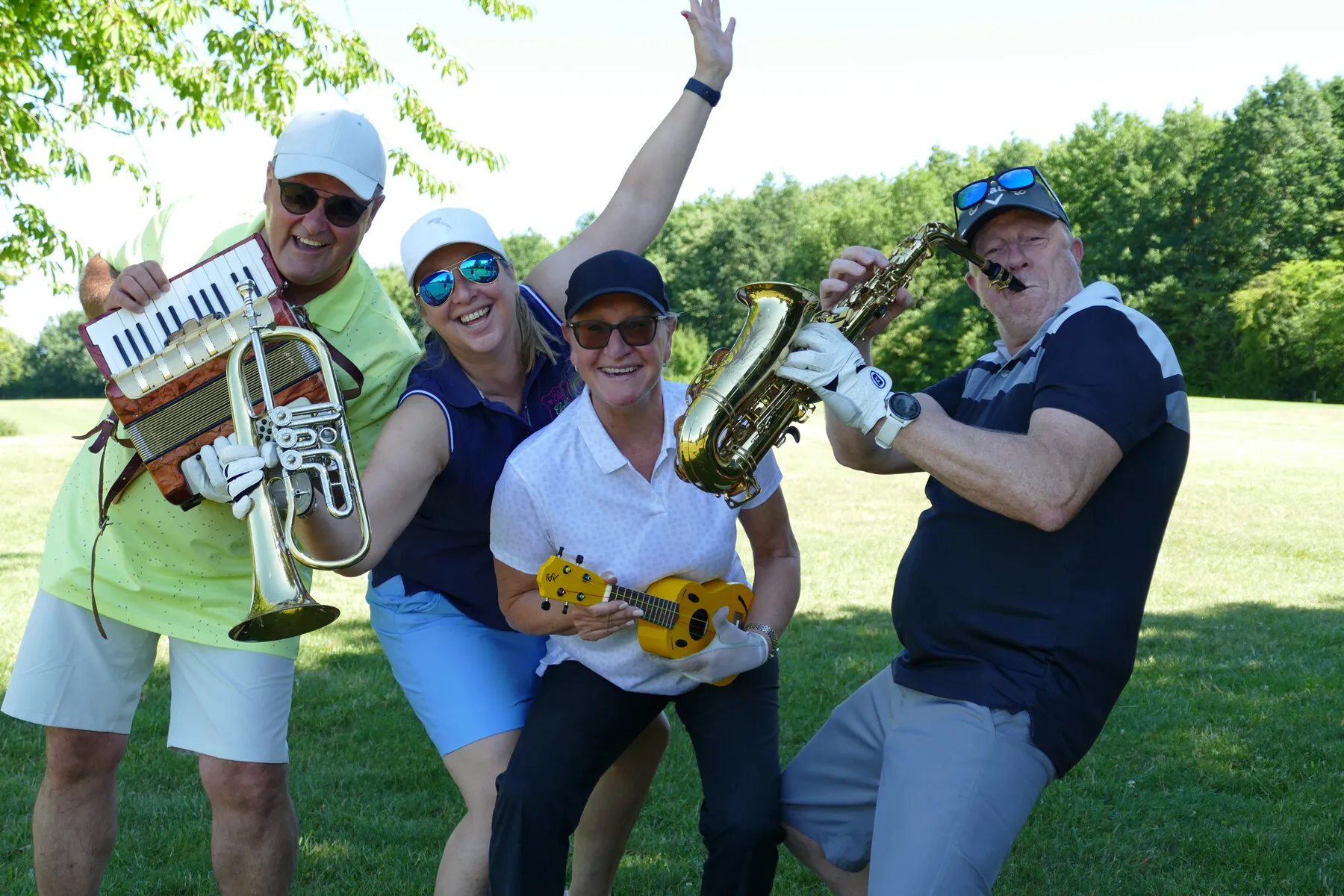 Flightfoto mit Augenzwinkern: Golfer mit Akkordeon, Saxofon und Ukulele.