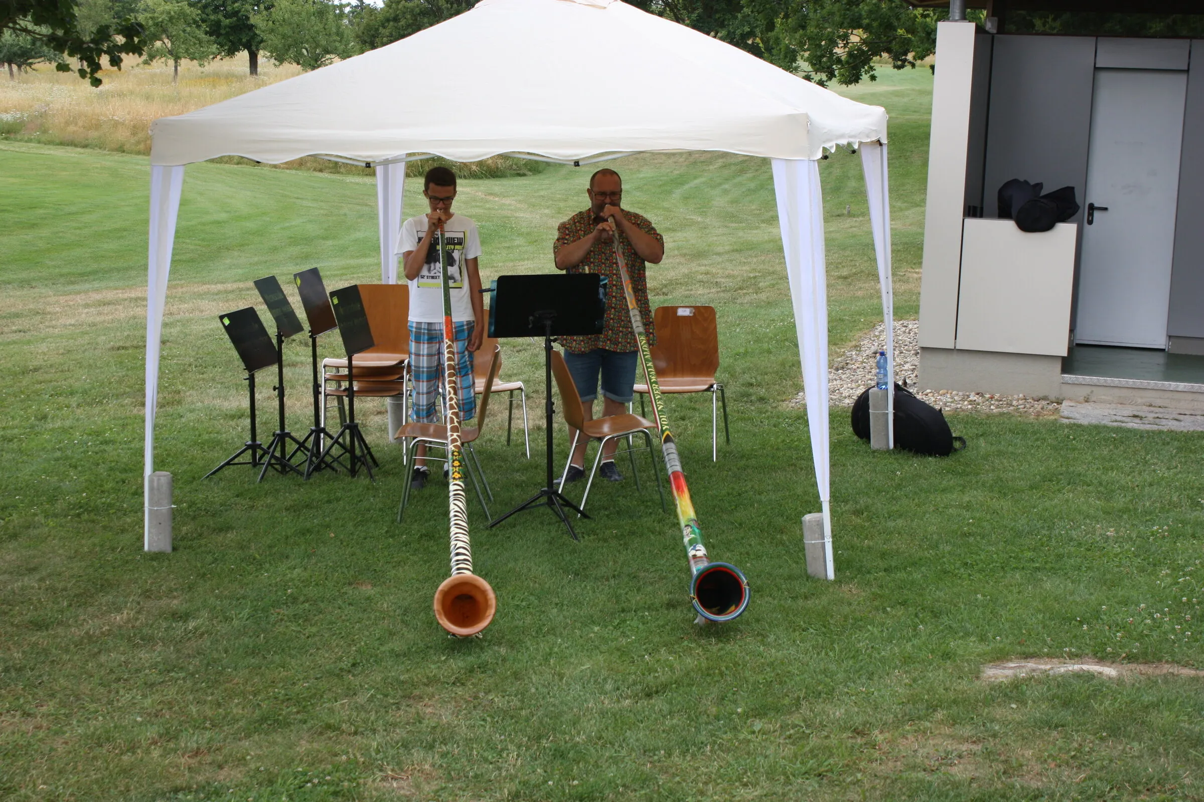 Alphörner im Pavillon auf dem Golfplatz.