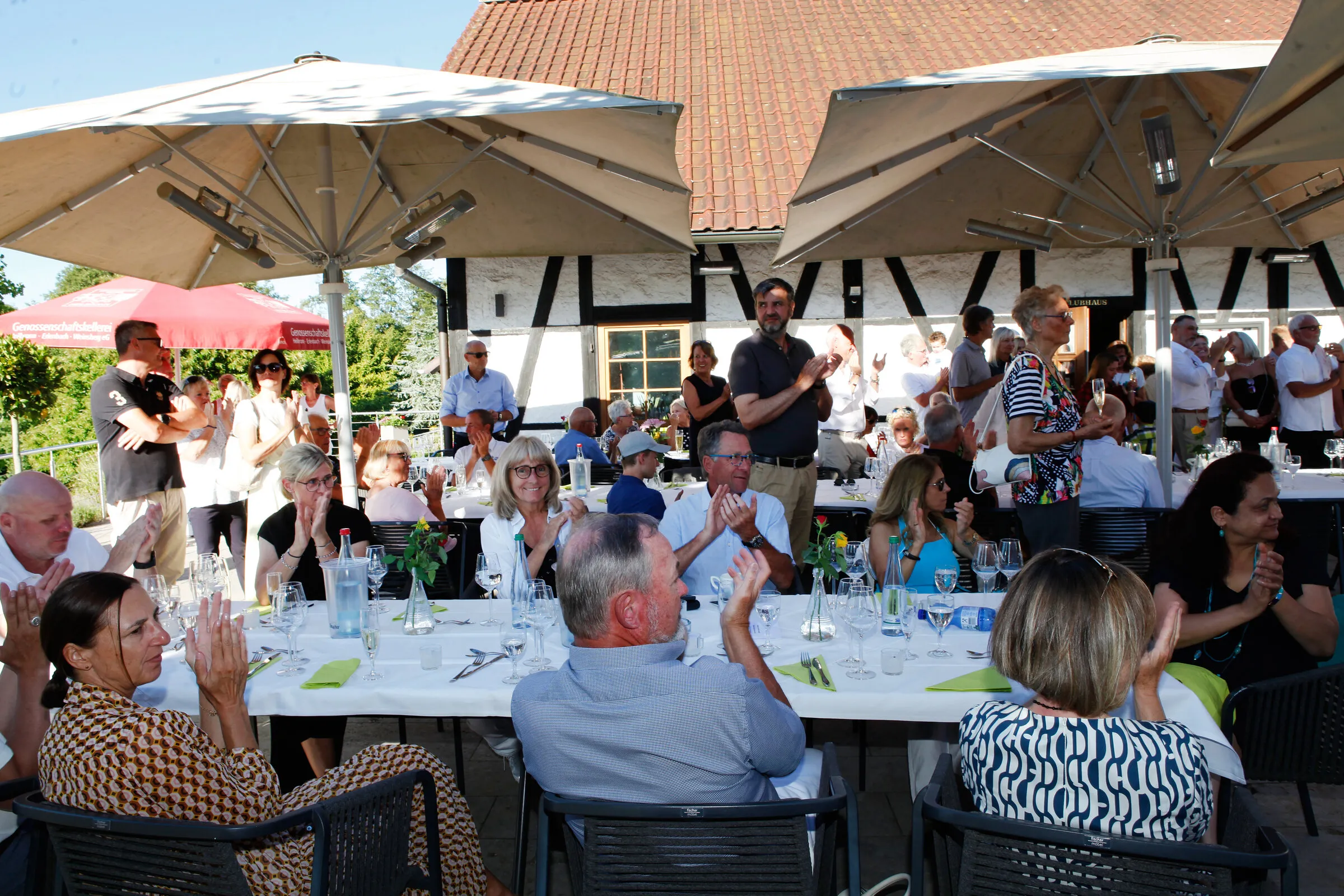 Charity-Dinner unter den Schirmen der Clubhaus-Terrasse.