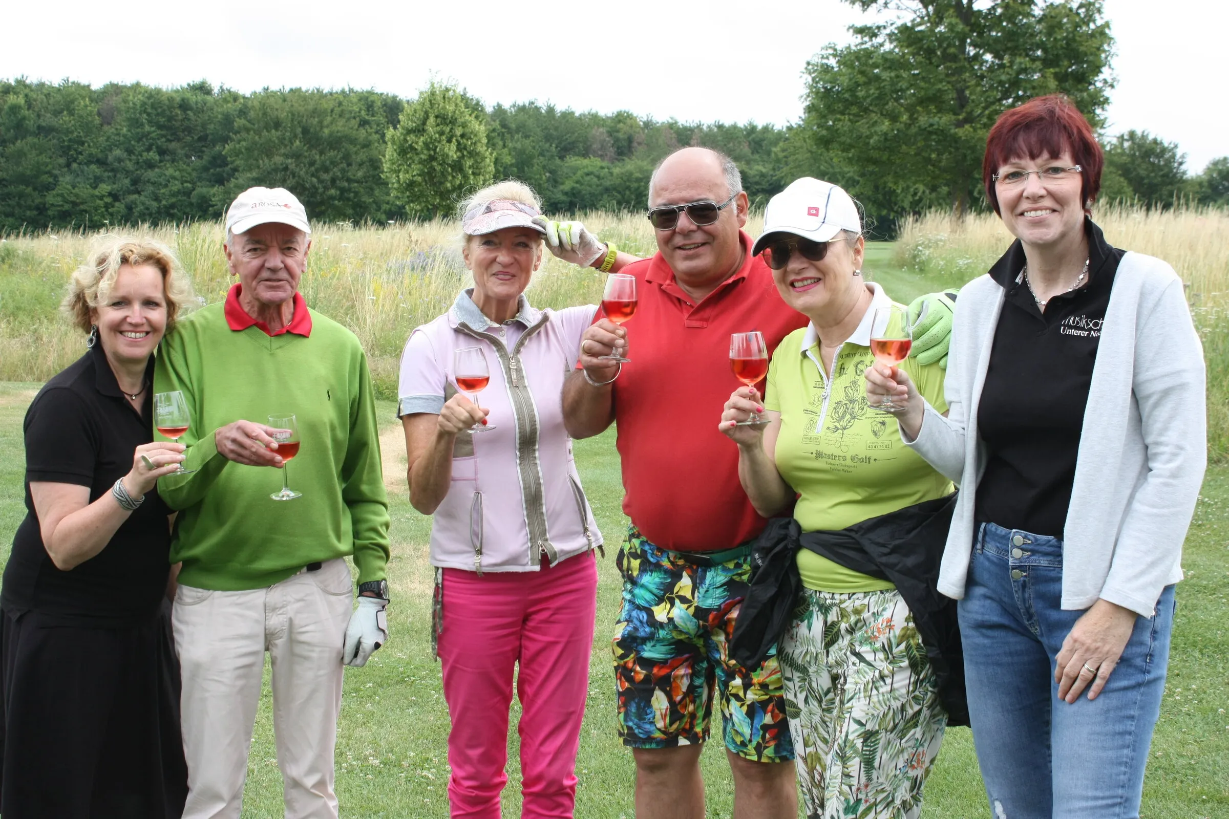Ein Flight stößt mit Rosé auf die Runde an.