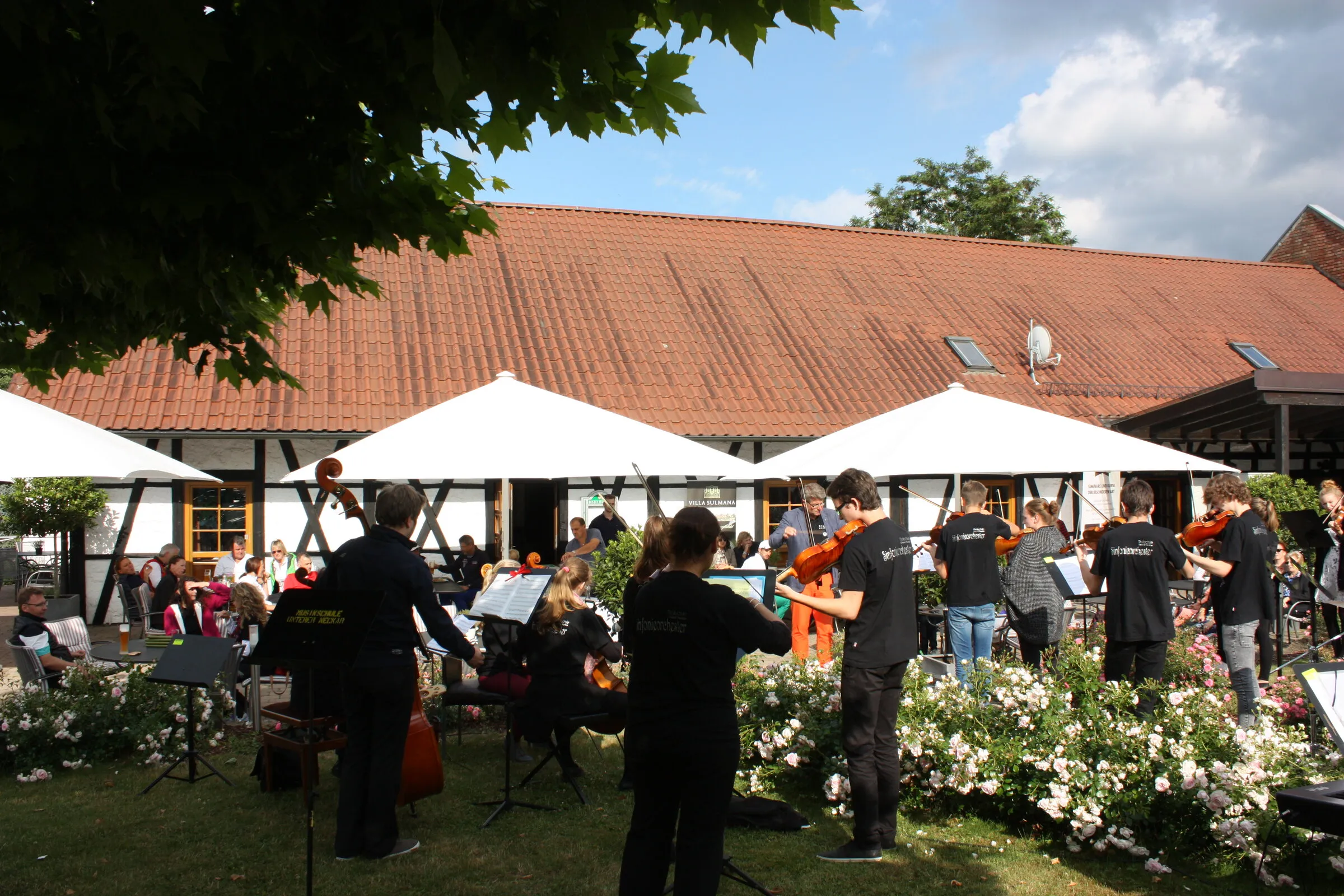 Orchester der Musikschule spielt vor dem Clubhaus.