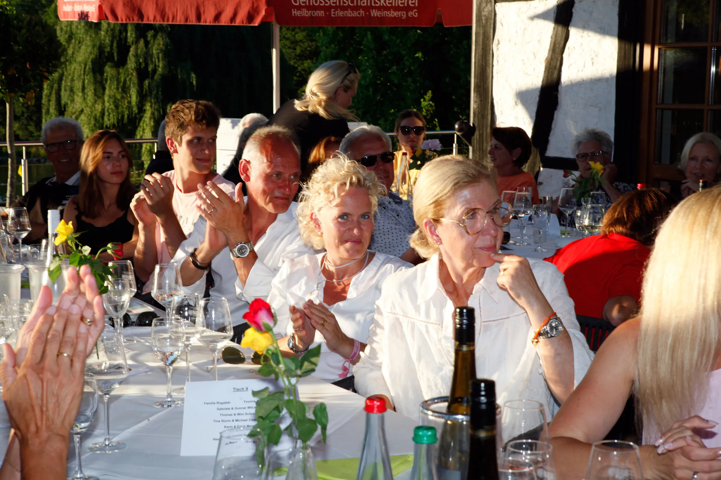 Applaus und Wein beim Charity-Dinner.