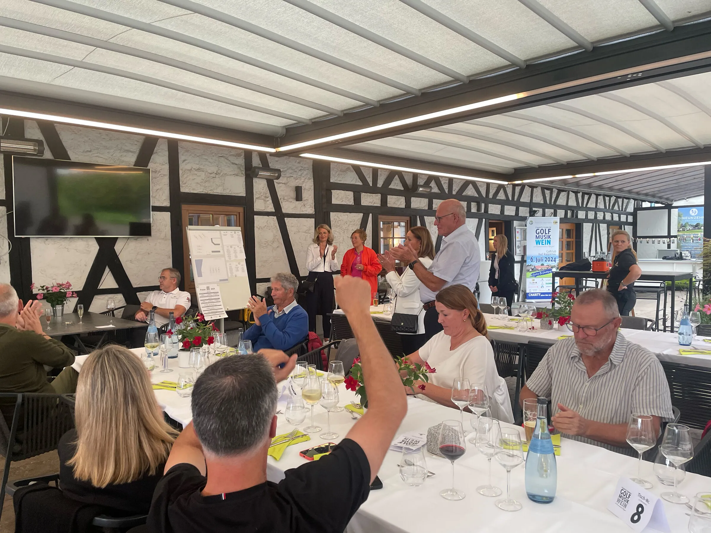 Charity-Evening mit Abendessen im Clubhaus.