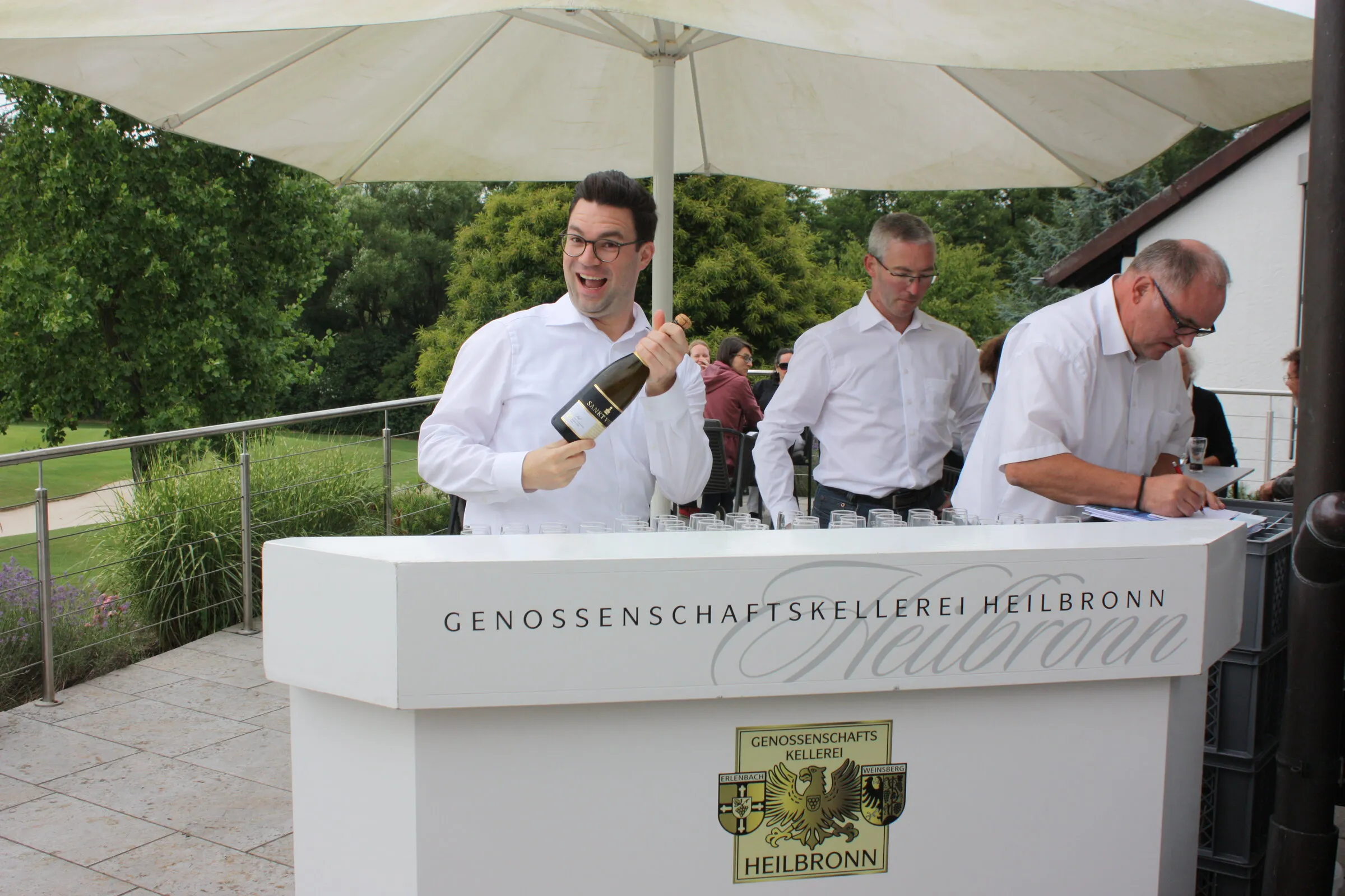 Weinausschank der Genossenschaftskellerei Heilbronn auf der Terrasse.