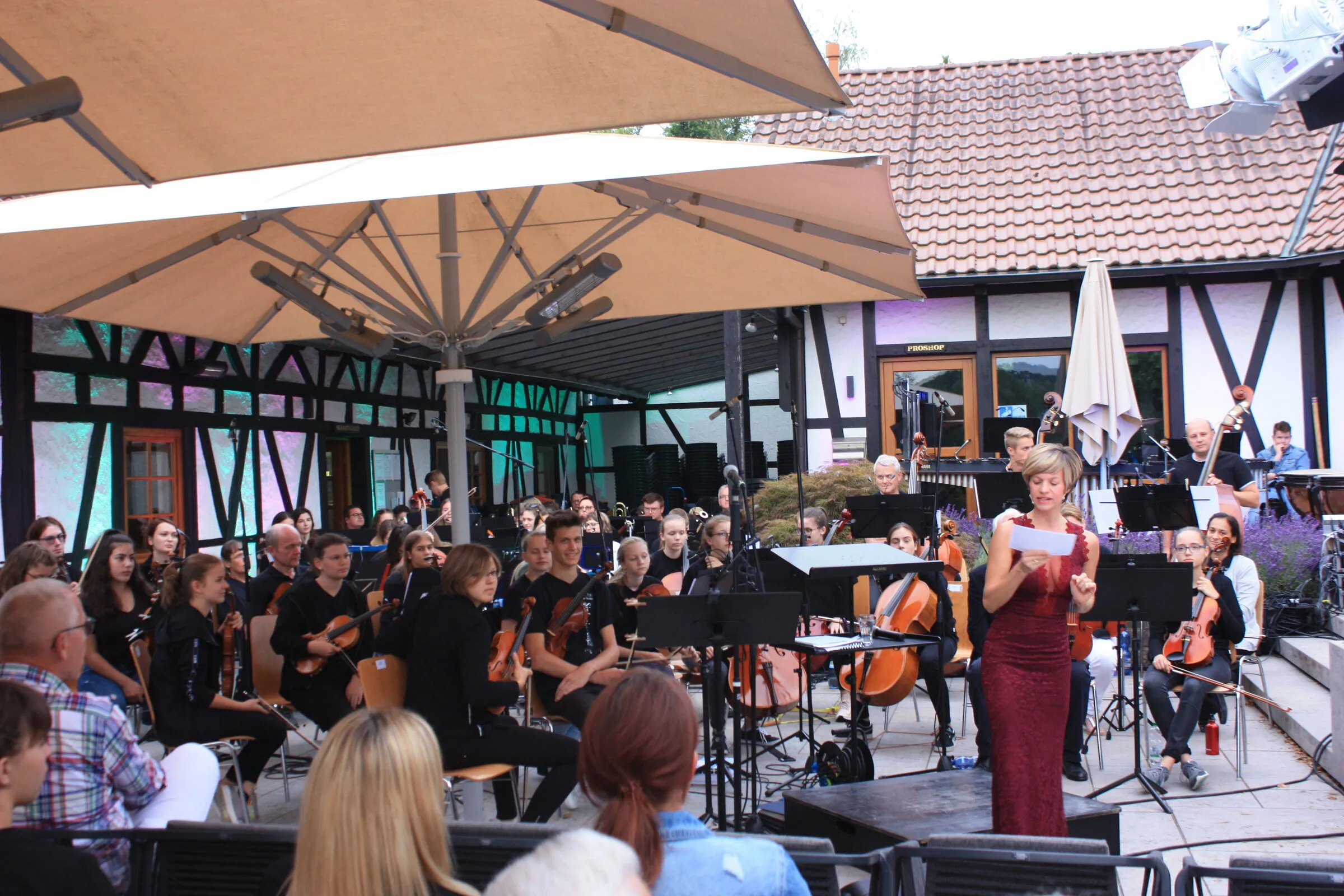 Sommernachtskonzert des Sinfonieorchesters auf der Clubhaus-Terrasse.