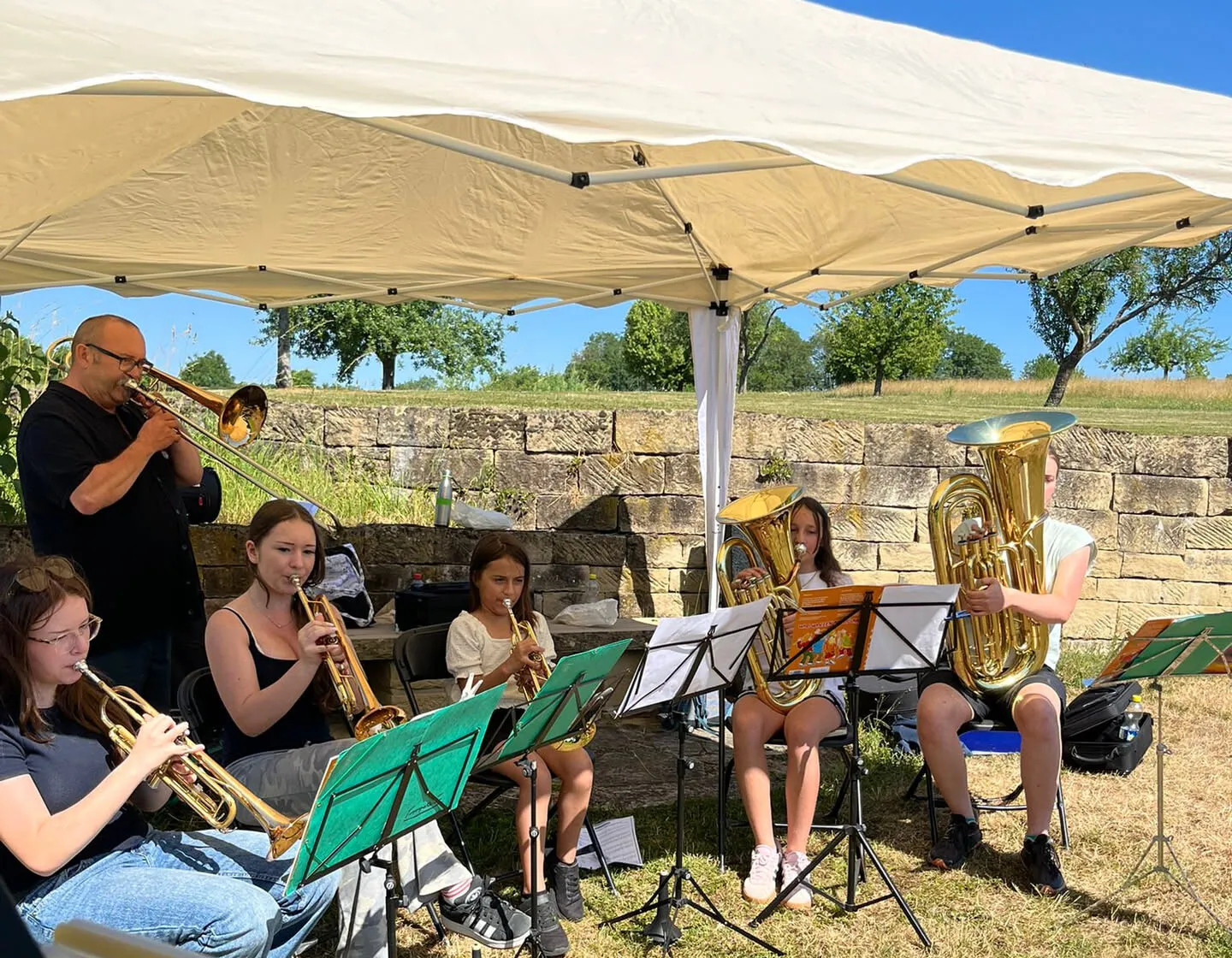 Bläserensemble der Musikschule unter einem Pavillon am Golfplatz