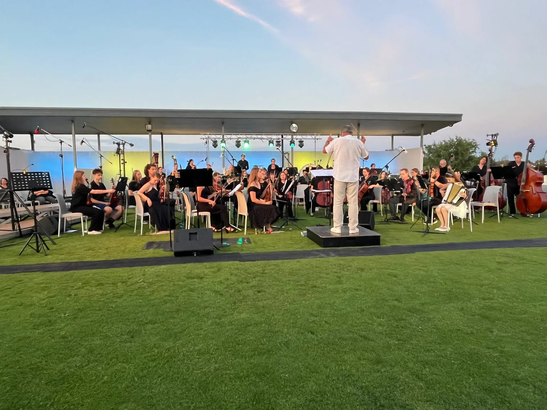 Sinfonieorchester auf der Bühne der Driving Range in der Abendsonne
