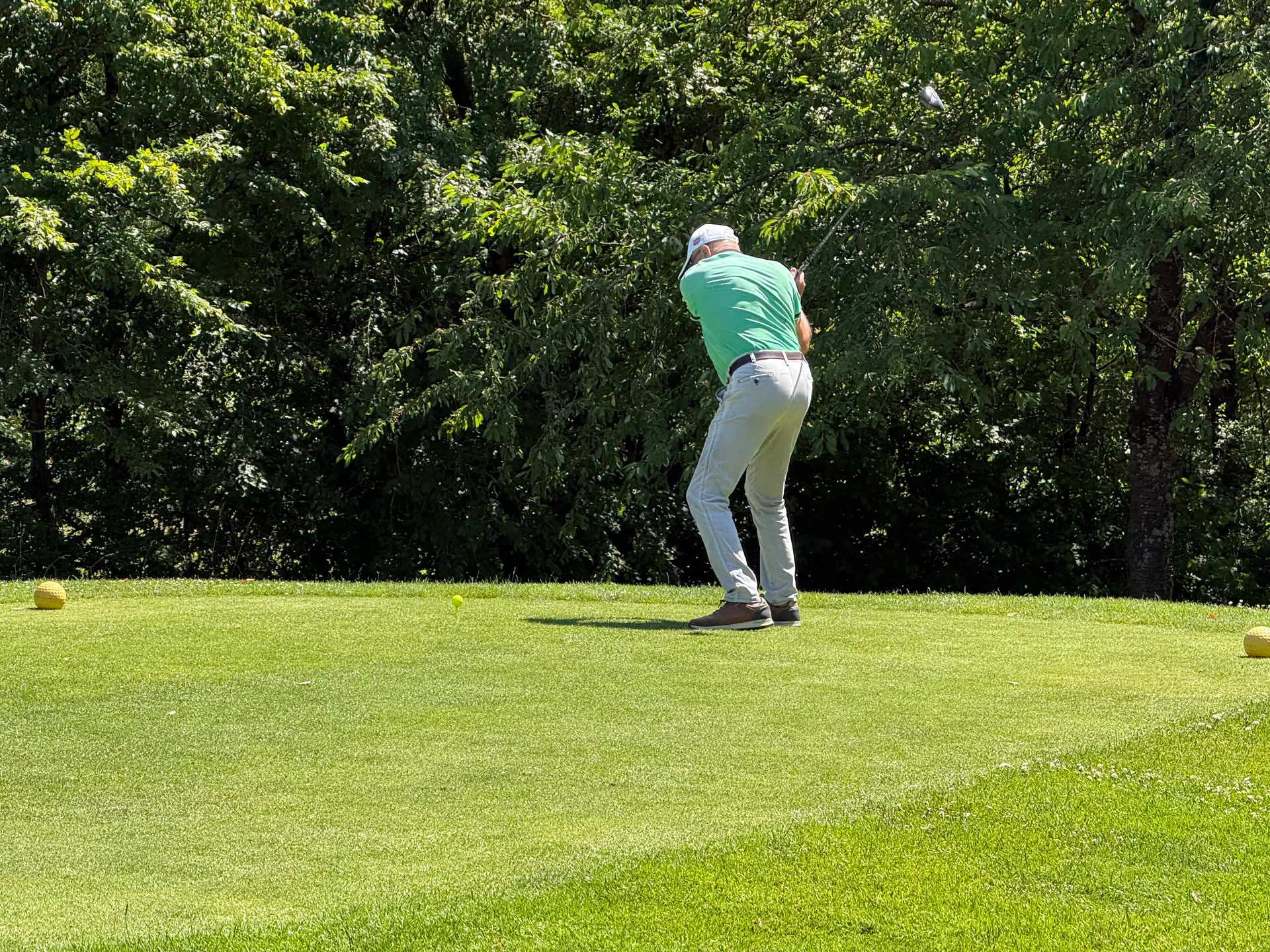 Golfer beim Abschlag in der Sonne