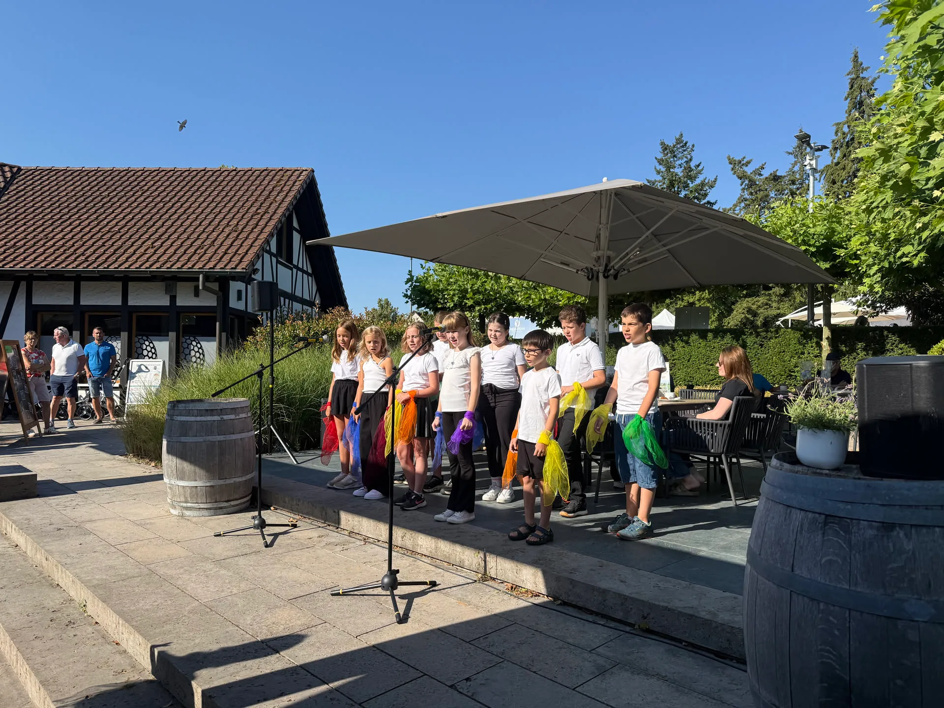 Kinderchor der Musikschule auf der Terrasse des Clubhauses