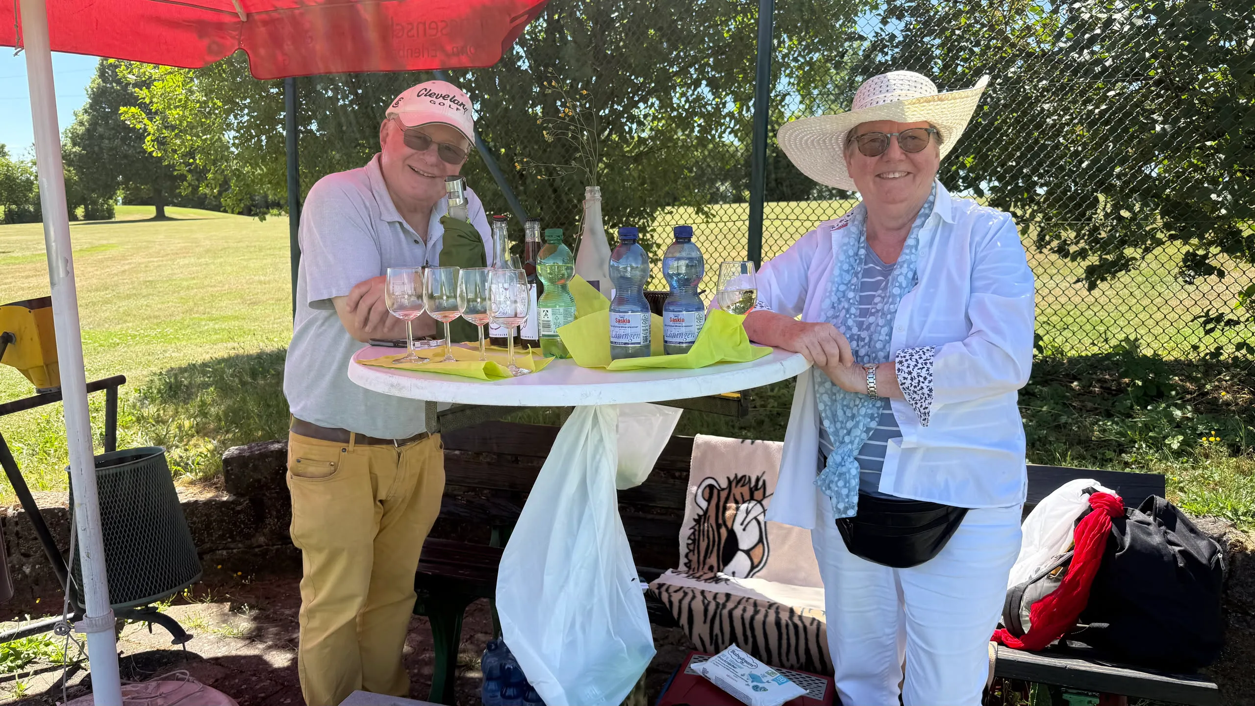 Weinprobe an einem Stehtisch auf dem Golfplatz