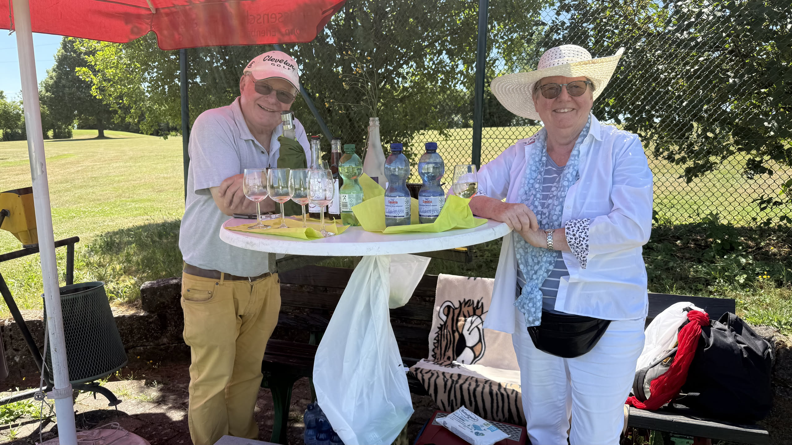 Gäste bei einer Wein-Degustation